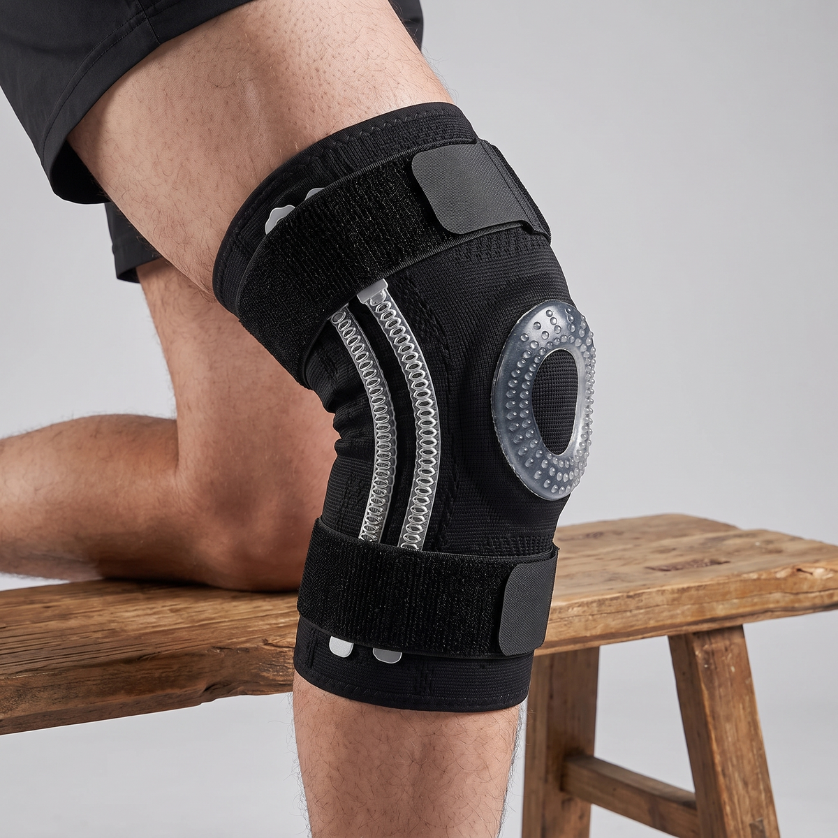 Vivenlo knee brace worn on the knee, close-up of the hinged support